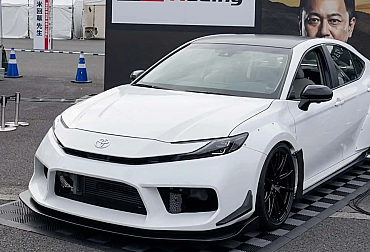 Toyota vzala Camry a udělala z ní monstrum. Sedm válců, dva motory a téměř 700 koní