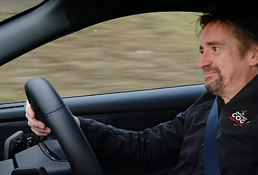 Richard Hammond znovu překročil rychlost. Slavný moderátor dostal pokutu po jízdě v Porsche i upraveném Fordu Mustang