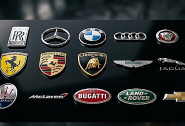 Kdo skutečně vlastní automobilové značky? Za desítkami slavných jmen stojí překvapivě málo firem