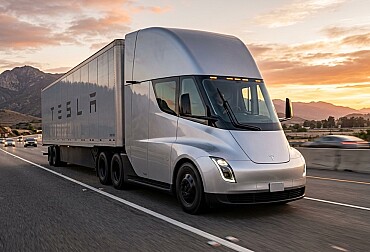 Tesla Semi má 1073 koní a dojezd 500 mil. Do Evropy dorazí příští rok