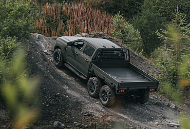 Ford staví šestikolový Ranger pro britskou armádu. Z pracovního pick-upu vzniká drsný vojenský speciál