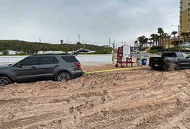 Hrdina na písku se mění v oběť: Ford Ranger Raptor uvízl při pokusu o záchranu Fordu Explorer