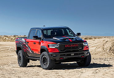 Divoký RAM TRX je zpět. 777 koní a V8 přináší odvetu Fordu F-150 Raptor R