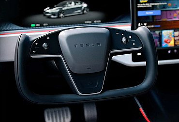 Čína zakáže „yoke“ volanty: Konec futuristického trendu, nebo návrat zdravého rozumu