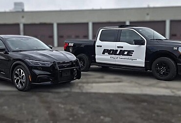 Policie vytáhla do ulic elektrický Mustang a F-150 Lightning. Teď sleduje, co vydrží