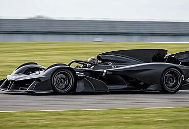 Aston Martin testuje neznámé monstrum. Vypadá jako formule 1 pro silnici