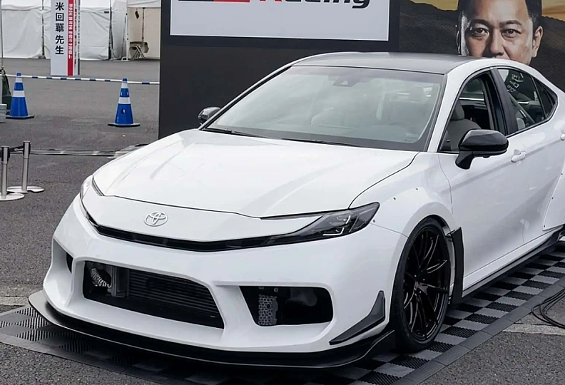 Toyota vzala Camry a udělala z ní monstrum. Sedm válců, dva motory a téměř 700 koní