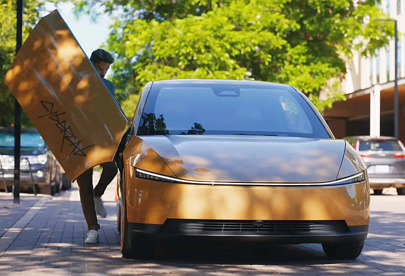 Tesla Cybercab konečně vyrazila mezi lidi. Robotaxi bez volantu i pedálů začalo vozit platící cestující