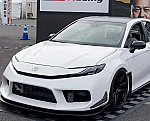 Toyota vzala Camry a&nbsp;udělala z&nbsp;ní monstrum. Sedm válců, dva motory a&nbsp;téměř 700 koní