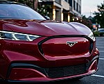 Koupil si&nbsp;Ford a&nbsp;teď chce podíl z&nbsp;1,3 miliardy. Tahle žaloba může otřást automobilkou