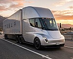 Tesla Semi má 1073 koní a&nbsp;dojezd 500 mil. Do&nbsp;Evropy dorazí příští rok