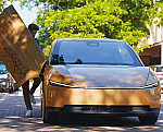 Tesla Cybercab konečně vyrazila mezi lidi. Robotaxi bez volantu i&nbsp;pedálů začalo vozit platící cestující