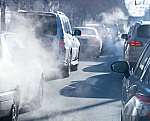 Evropa couvá od&nbsp;tvrdého zákazu spalovacích motorů. Benzin a&nbsp;diesel mohou po&nbsp;roce 2035 přežít déle, než se&nbsp;čekalo